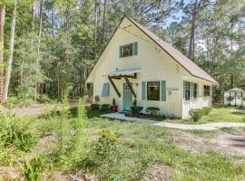 Hotel Photo: Cozy Fruit Cove Cottage on Hobby Farm with Wildlife!