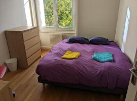 Foto di Hotel: Chambre double confortable, au calme et très proche du centre ville de Lyon