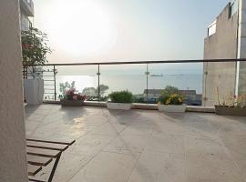 Foto di Hotel: Stunning sea views, spacious terrace, modern 1BR After request a bookin write me vаt sарp 3 7 3 7 7 8 2 1 8 7 8