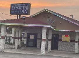 รูปภาพของโรงแรม: Brooks City Executive Inn