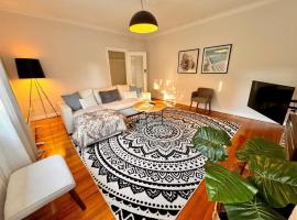 호텔 사진: 1 Bedroom Art Deco Apt With Study