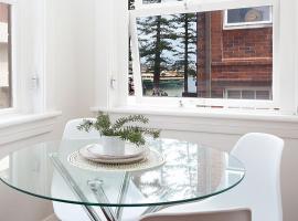 Hotel Photo: Sunlit 2-bed Apartment Metres From the Beach