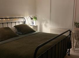A picture of the hotel: 3 Bed Home Sleeps 6 Free parking