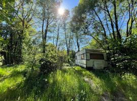 Hotel foto: Wolfsden Vlčí doupě - karavan v přírodě