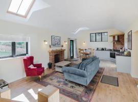 Hotel Photo: Pass the Keys Tulip Tree Cottage Huge Gardendog friendly