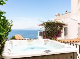 होटल की एक तस्वीर: Luxury Villa Elena - Jacuzzi & Garden in the center of Capri