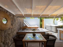 होटल की एक तस्वीर: One bedroom bungalow with shared pool jacuzzi and terrace at Saint Barthelemy