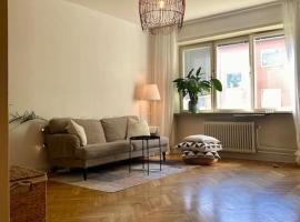 รูปภาพของโรงแรม: Central studio apartment in wonderful Sundbyberg