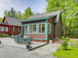 Фотография гостиницы: Summer Village Family Cottage with Community Perks!