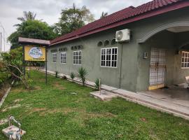 A picture of the hotel: Homestay Hassani Kepala Batas