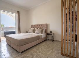 Hotel Photo: Mamfredas Suites - White Suite