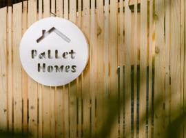 รูปภาพของโรงแรม: Pallet Homes - Petalsville