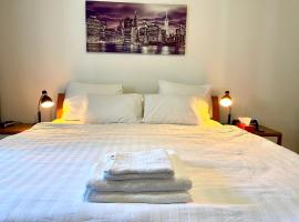 Foto di Hotel: Exclusive Double Room With Balcony Above Citygate Shopping-Metro Access-Parking