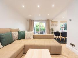 Hotel fotoğraf: Pass the Keys Gorgeous 4 BR House Near Station mins to London