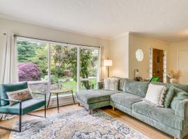 Фотография гостиницы: Cozy Milwaukie Cottage, 7 Mi to Downtown Portland