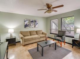 Hotel Foto: Dallas Condo Walk to Katy Trail, Dining and Shops