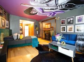 Hotel Foto: Royal Purple Reign NYC's Prince-Inspired Oasis!