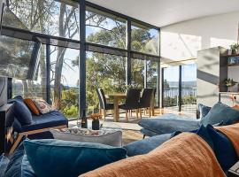 Hotel foto: Tamar Valley Treetop Retreat with River Views