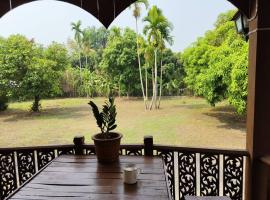 酒店照片: Golf-Centric Thai House and Garden