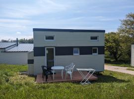 A picture of the hotel: Tiny House proche de la plage sans draps ni serviettes