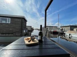 Hotel foto: Poellodge XL, houseboat met whirlpool en sauna