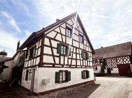 Chalet Happy Cow - Top Lage nähe Bodensee, Rheinfall, Schaffhausen & Zürich - Ländliche Idylle mit Privat-Parkplatz und viel Komfort - 120m2 - 3 Stockwerke, hôtel à Ramsen