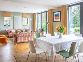 Hotel kuvat: Large and luxurious country home near Glasgow