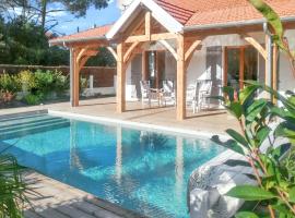 Hotel Photo: Villa de 3 chambres a Soulac sur Mer a 600 m de la plage avec piscine privee jardin clos et wifi
