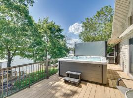 Retreat with Dock and Views in Lake of the Ozarks – hotel w mieście Laurie