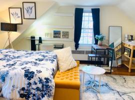 Фотографія готелю: Private Bedroom in a Single House at Framingham center