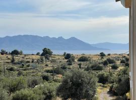 90sqm Perdika Aegina luxury family apartment με θέα βουνό και θάλασσα 90τμ, hotel v destinaci Perdhika