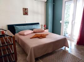 Foto do Hotel: Cozy & Bright Home 50m from Subway -Agios Antonios