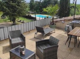 A picture of the hotel: La Fénière gîte dans Mas avec piscine