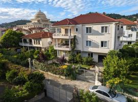 Hotel Photo: Villa with Garden & Balcony