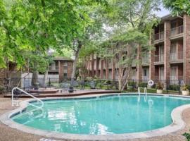 รูปภาพของโรงแรม: Houston Texas Colorful Getaway with Pool