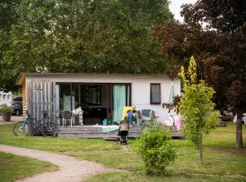 A picture of the hotel: Huttopia Etang Fouché