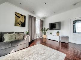 Hotel Photo: GuestReady - Modern 2BR Home on the Royal Mile!