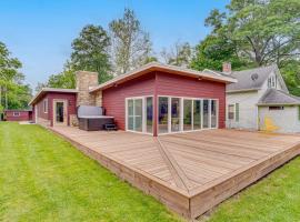 Hotel fotoğraf: Mid-Century Modern Lake Cottage in Indiana!