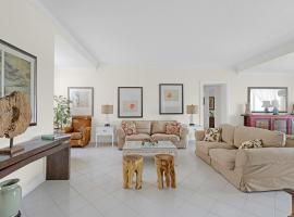 Hotel Photo: Wave Song - Stunning apartment on beach with pool