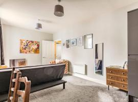 Фотография гостиницы: Flatzy - Spacious Flat 5 mins to Liverpool Centre