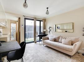 Hotel Photo: Pick A Flat's Apartment in Monrmartre - Rue Lepic