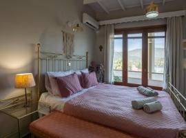 Hotel Foto: Miranda's Spacious Villa in Perama with Sea View