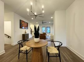 호텔 사진: Beautiful Modern Home! 4 minutes to the downtown!