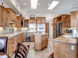 Ξενοδοχείο φωτογραφία: Sedona Jewel With Private Patios & Hot Tub Amongst Mature Trees & Panoramic Red Rock Views!