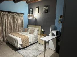 Hotel Foto: Listen to Nature Cottage close to OR Tambo Airport