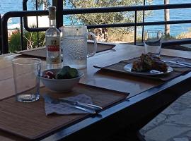 Hotel fotoğraf: Seafront traditional Greek home