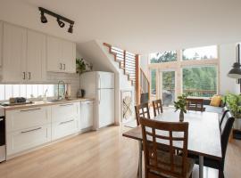 Le Chalet Waterfront Retreat, ξενοδοχείο σε Ucluelet