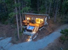 Tiny home with spa/firepit/and more, hotel in Yosemite Forks