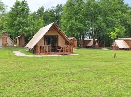 les cabanes du tertre, hotel in Cour-Cheverny