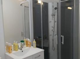 Locatif gare Lille Europe Souvenir, ξενοδοχείο στη Λιλ